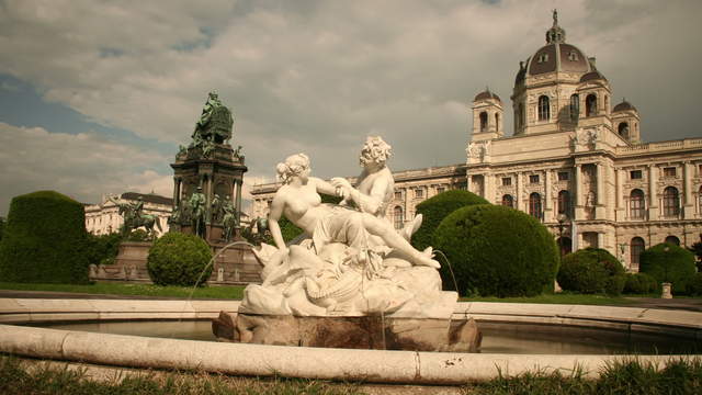 Overlooking Graben Vienna – tracking shot