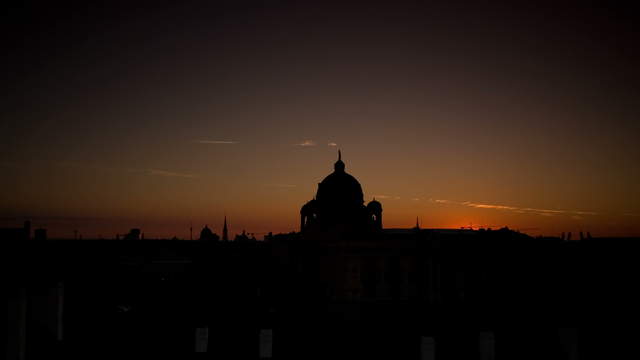 Sunrise overlooking Kunsthistorisches Museum Vienna – tracking shot