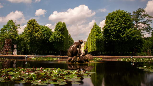 Fountain in the park of the castle Schoenbrunn Vienn – tracking shot