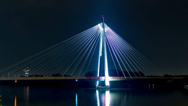 U2 suspension bridge in Vienna at night -Hyperlapse