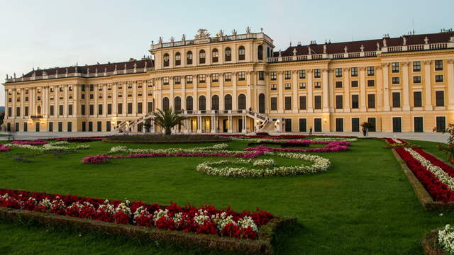 Sideways movement at Castle Schoenbrunn Sunset – Hyperlapse