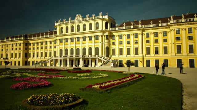 long tracking shot backwards at castle Schoenbrunn in Vienna – Hyperlapse