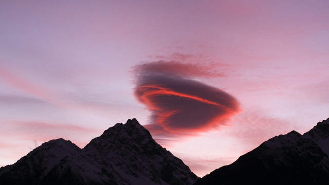 A heart shapes Lenticularis cloud