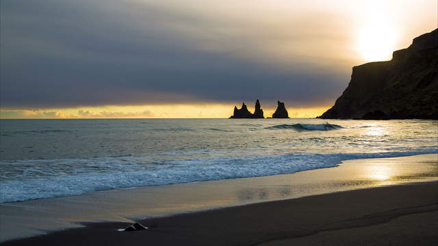 4K Video Loop - Iceland Beach