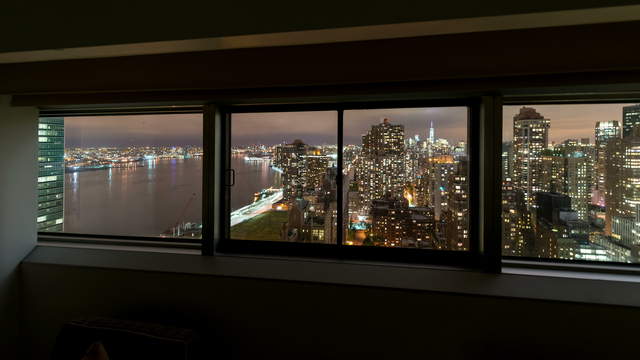 Hotel Room Pan Manhattan