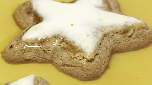 Cinnamon Stars in Water - macro 